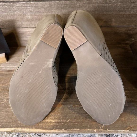 Womens Juicy Couture Wedge Peep Toe Perforated Nubuck Leather Heels Size 7 M GUC - Picture 5 of 6